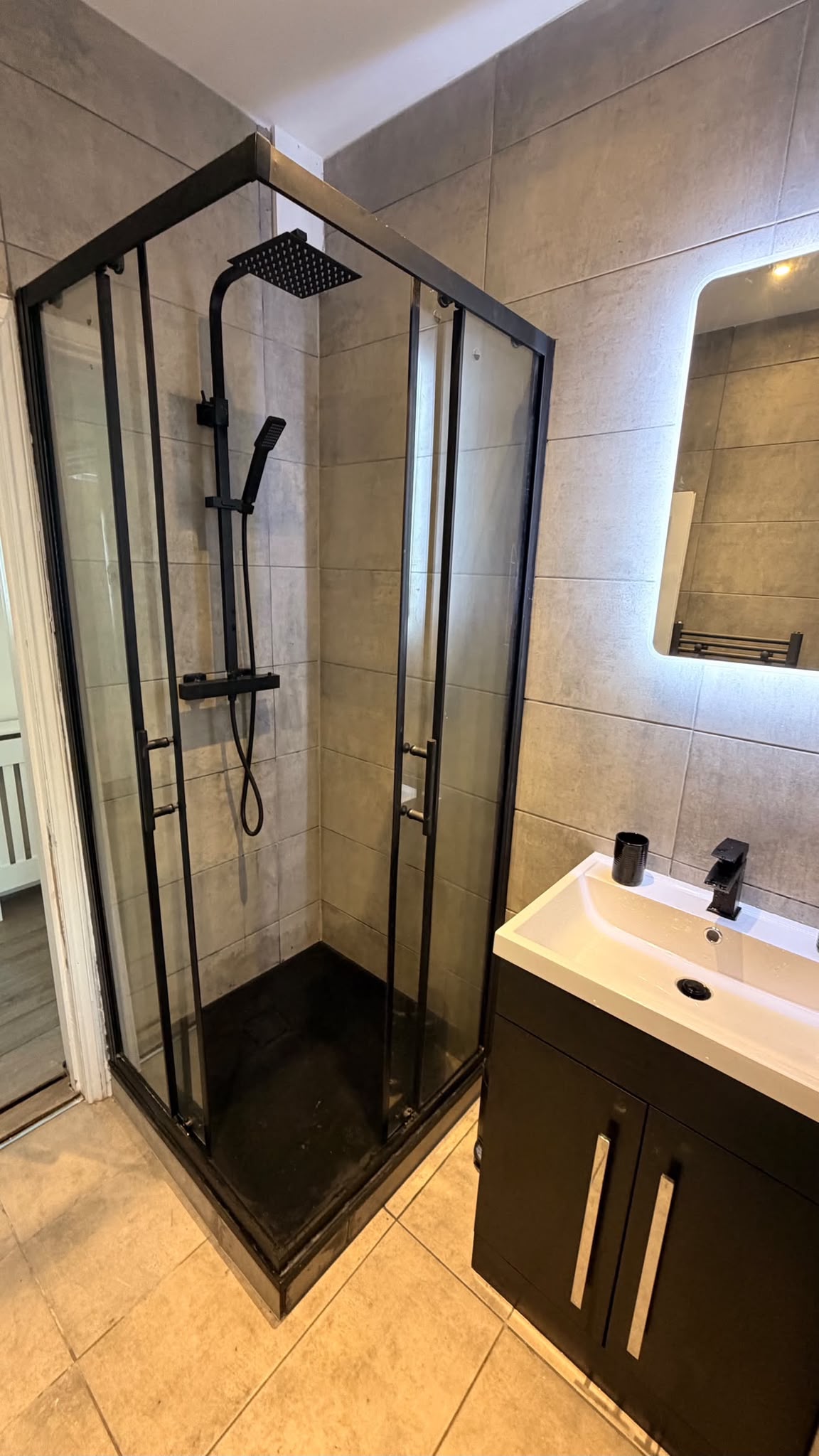 Stylish 2-Bedroom Flat in South London | Sleeps 4 photo 5