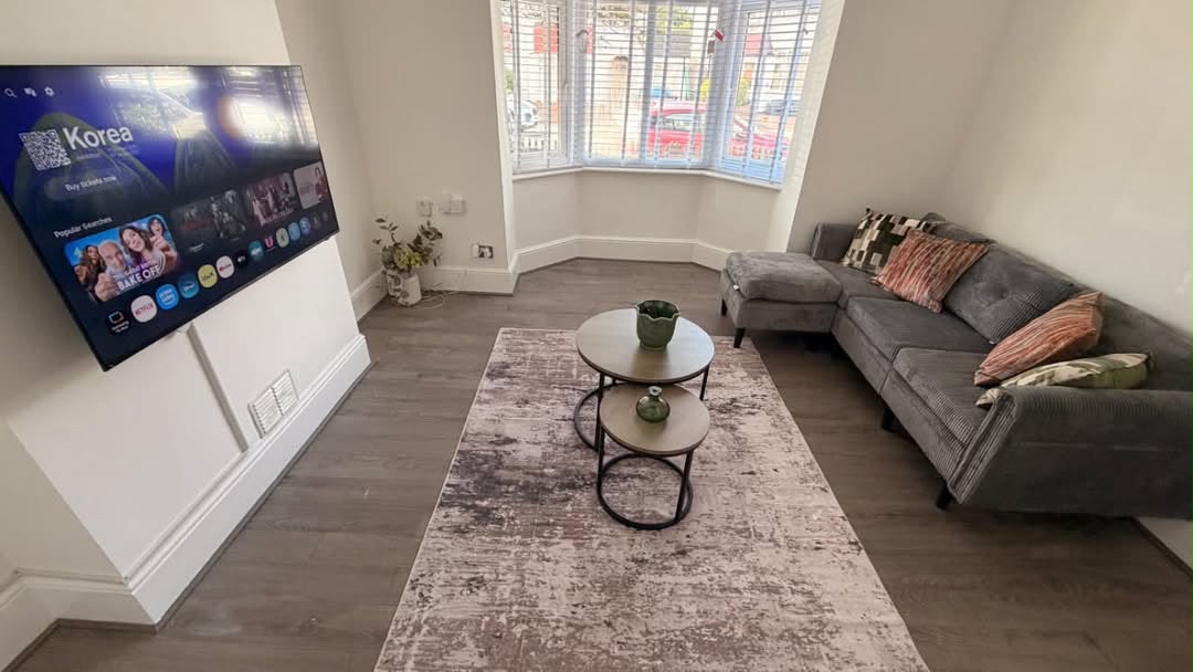 Stylish 2-Bedroom Flat in South London | Sleeps 4 photo 3